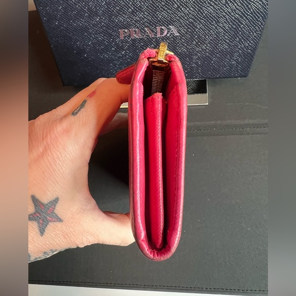 Authentic Prada Zip wallet - Picture 4 of 9